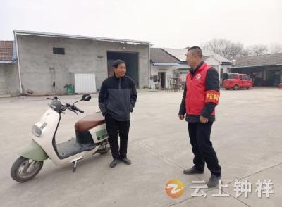 东桥柳河：网格 “两员” 守路口 安全头盔护平安 