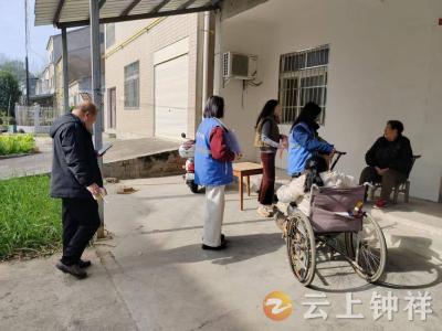 网格员入户宣传医保政策 助力居民共享健康保障