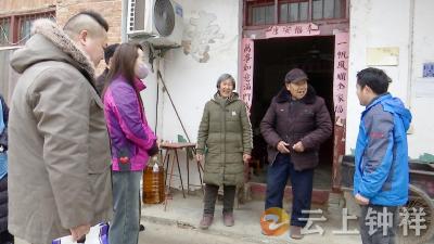 湖北钟祥：腊八慰问老党员 薪火相传暖心田