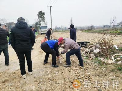 冷水镇鲍岗村：网格服务暖民心 修路解困助安居