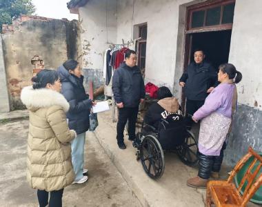 冷水镇小学开展“暖冬行”活动