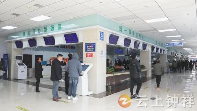 钟祥：春节后上班首日 政务服务忙而有序