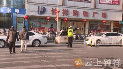 钟祥交警全力疏导城区交通护航平安出行