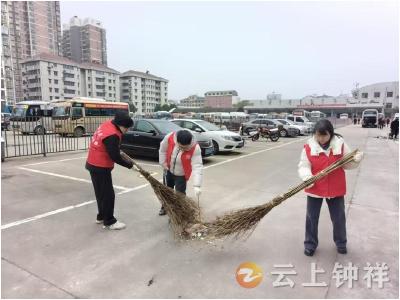 湖北钟祥：志愿红点亮候车厅 雷锋精神暖人心