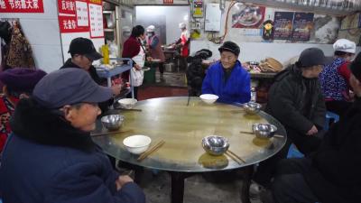 7 新春走基层丨“亏本”二十年的饭店和它的VIP客人
