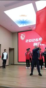 荆门代理市长谭建国为荆门金龙泉队出征授旗壮行
