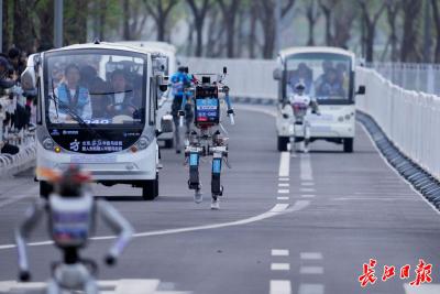 武汉“夜航星”亮相北京人形机器人半马：21公里零摔倒、零失误！