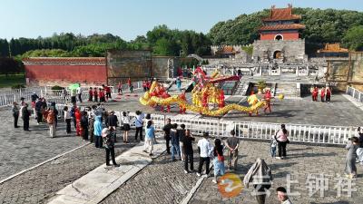 湖北钟祥：“四月芳菲·民俗竞秀”亮相明显陵 非遗展演点燃春季旅游热