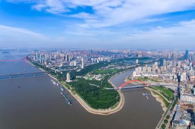 正确政绩观：一颗心、一份情、一条路、一股劲