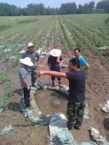 颁奖台上缺席领奖，他躺在距会场6公里外的殡仪馆，500多名村民自发赶来送行