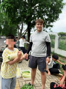 华农这群大学生把作业卖爆了，有人专门从江汉路赶来抢购