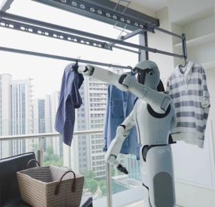 我在光谷给机器人当“主人”：动作虽慢，但这一单，它接住了！
