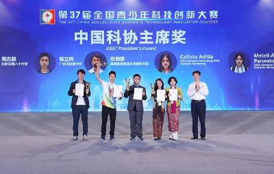 第37届全国青少年科技创新大赛在汉圆满落幕 贺军科王忠林为获奖者颁奖