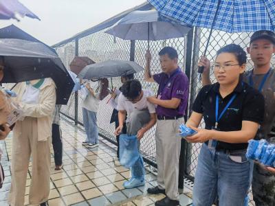 阳新高考考点：免费发放防雨套 雨天赶考不湿鞋 