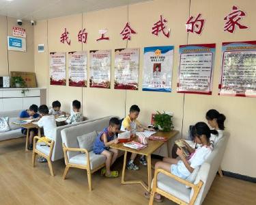 黄石阳新：“书香驿站”解暑托难题  工会暖心服务户外劳动者家庭
