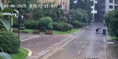 ​黄石阳新：暴雨突至孩童摔倒，居民暖心救助获超20万点赞