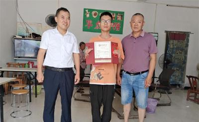 阎家河镇走访慰问荣录北大学子