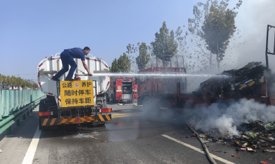 货车发生自燃 公路养护职工紧急救援