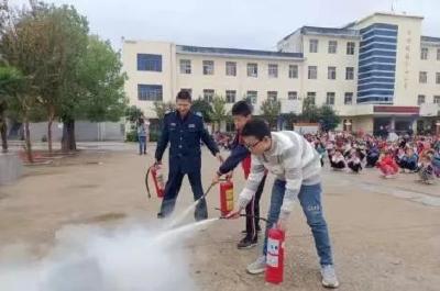 麻城市第十一小学中馆驿校区开展消防安全演练