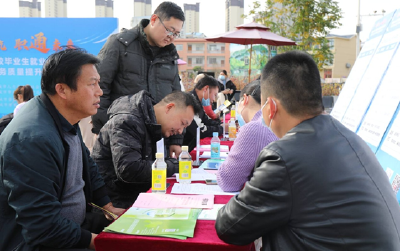 送岗位进社区 暖民心促就业