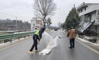 张家畈镇综合执法中心清理道路积雪 保障交通安全