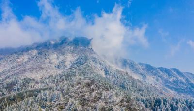 雪后龟峰山美如水墨画卷