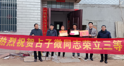 白果镇为立功受奖现役军人家庭送喜报