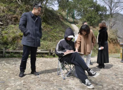 武汉城市职业学院一行在黄土岗镇桐枧冲村茯苓窝开展实践写生活动