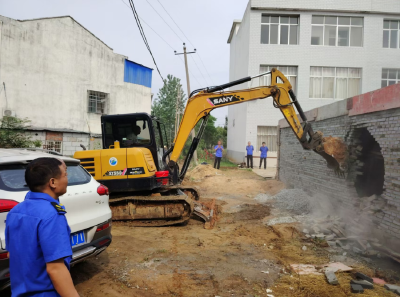 市自然资源和规划局规划监察大队依法强制拆除一起违建私房