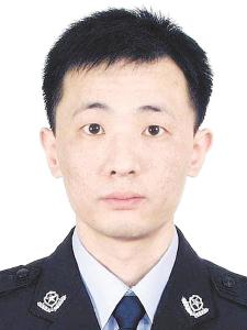 被刺15刀仍奋力追捕歹徒，武汉民警邱建军壮烈牺牲 浸透鲜血的警服见证“真心英雄”