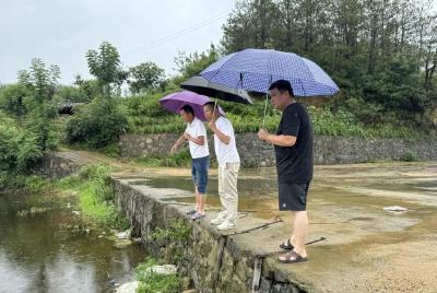 落实雨季巡查 筑牢防汛堤坝