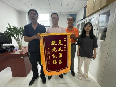 麻城市卫健局干部勇救溺水少年不留名 家属送锦旗谢救命之恩