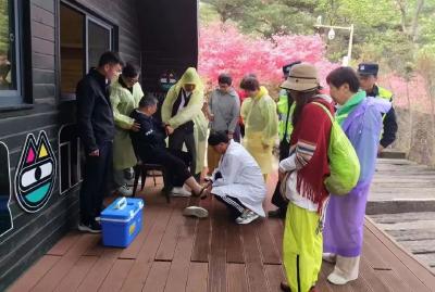 万亩杜鹃花海华美绽放 麻城医护护航游客健康