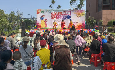 鲜花敬母亲 歌舞送欢乐