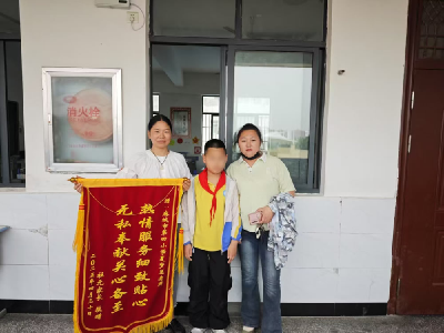 第四小学教师成功用海姆立克法急救噎食学生