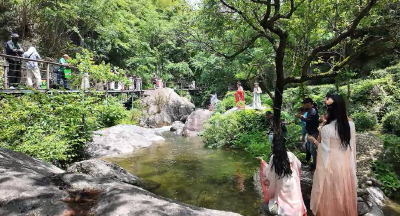 巾帼钓手打卡龟峰山