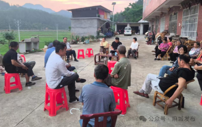 张家畈镇：塆组夜话听民声 干群同心谋发展