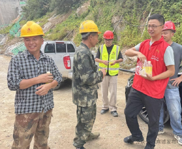 龟山镇财政所高温慰问千口堰建设者