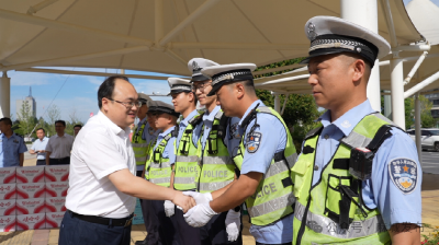 裴永波走访慰问高温下坚守岗位的一线劳动者