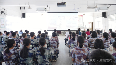 市关工委“五老”进课堂 讲述麻城人的长征路