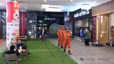 消防员步行夜巡守护商圈平安