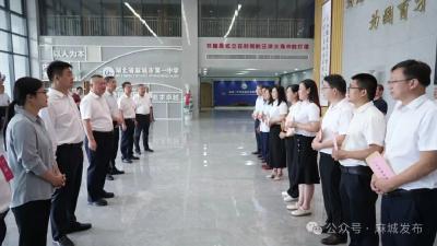汪国兵看望慰问教师代表