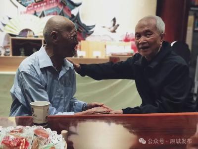 92岁老者麻城寻根 深情带回一捧故乡的泥土