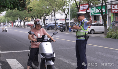 麻城公安交警全员保畅 长假首日车流平稳有序