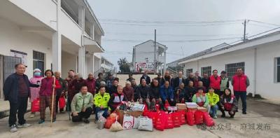 心系桑榆晚 绿舟荡漾敬老情