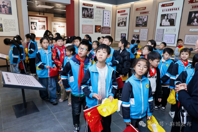 红色印我心 菊香伴我行