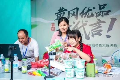 手机变成新农具 直播变成新农活