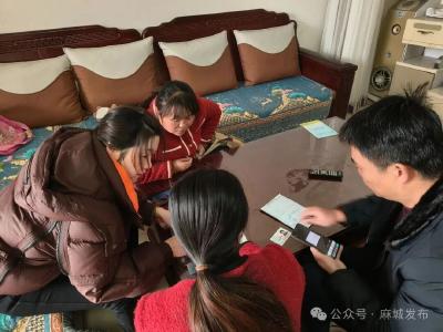 多方联动送服务 残障老人喜领证