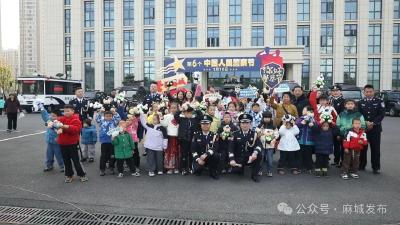 警旗飘扬凝警心 警营开放暖民心