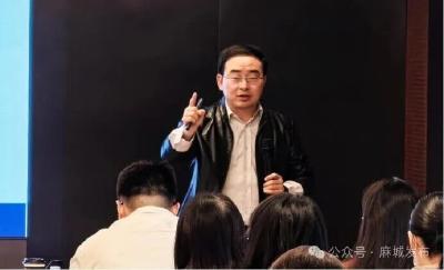 【天下麻城人】程艳林：案头帷幄皆淬砺 万里乡心化锦章